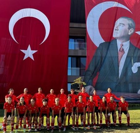 U17 Kız Milli Takımı 30 Ağustos Zafer Bayramı’nı Kutladı